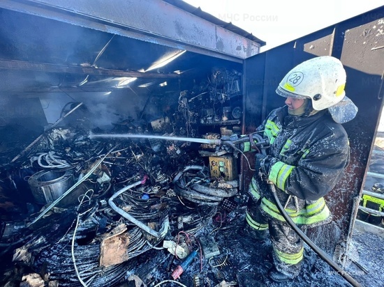 Пожар уничтожил частное строение во Владивостоке