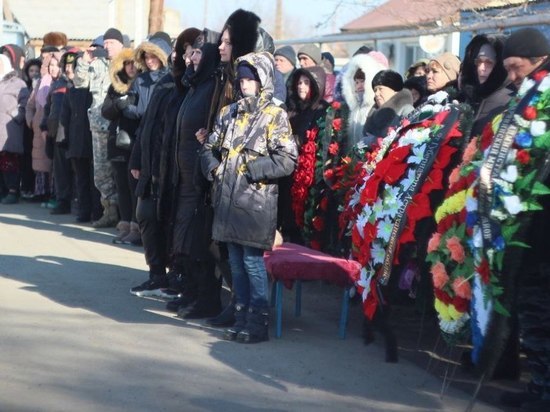«Остались жена и дочь»: в Астраханской области простились с бойцом, погибшим в спецоперации