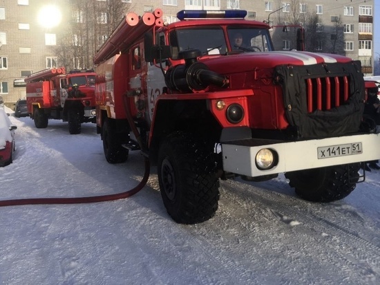 При пожаре в «однушке» на Кирова в Апатитах эвакуировали восемь человек
