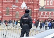 По данным Телеграм-канала Baza, московским полицейским дали задание задерживать подростков, с приметами так называемой ЧВК "Рёдан"