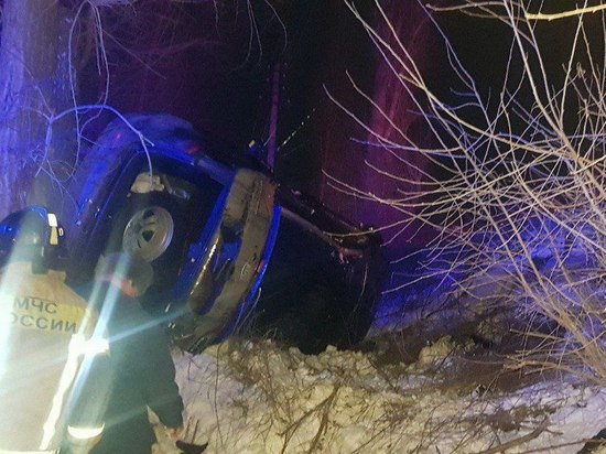 В Энгельсе кроссовер протаранил ограждение моста, но оно его не остановило