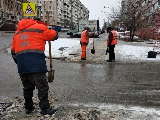 С наледью и снегом в Белгороде борются 174 рабочих и 46 единиц техники