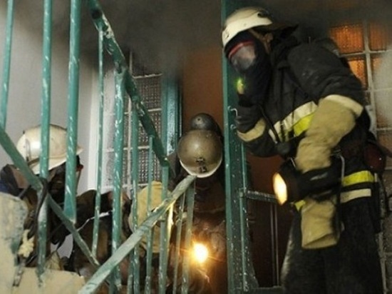 В Воронеже из горящего жилого дома на улице Артамонова эвакуировали 17 человек
