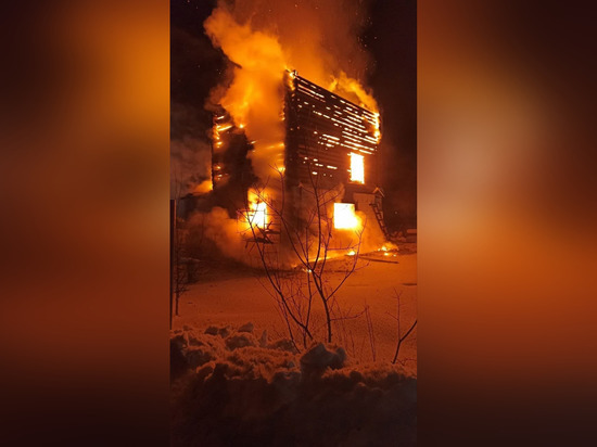 Пожар полностью уничтожил трехэтажный жилой дом в Кильдинстрое