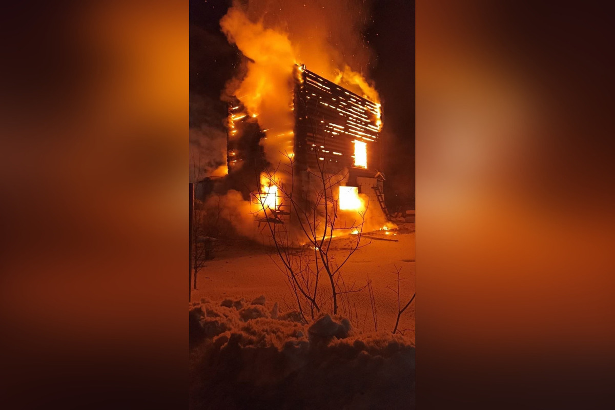 Пожар полностью уничтожил трехэтажный жилой дом в Кильдинстрое - МК Мурманск