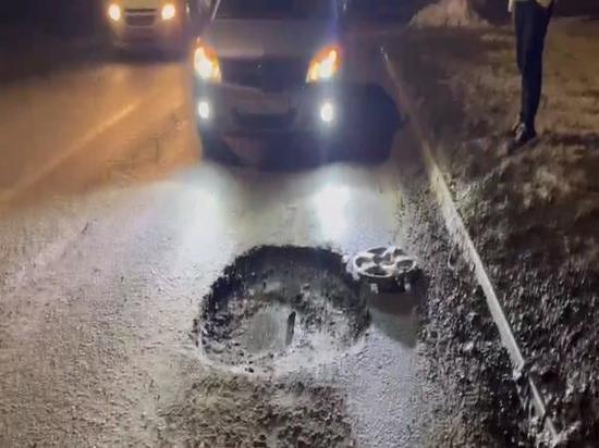 В Ростове автомобилист разбил колесный диск в огромной яме