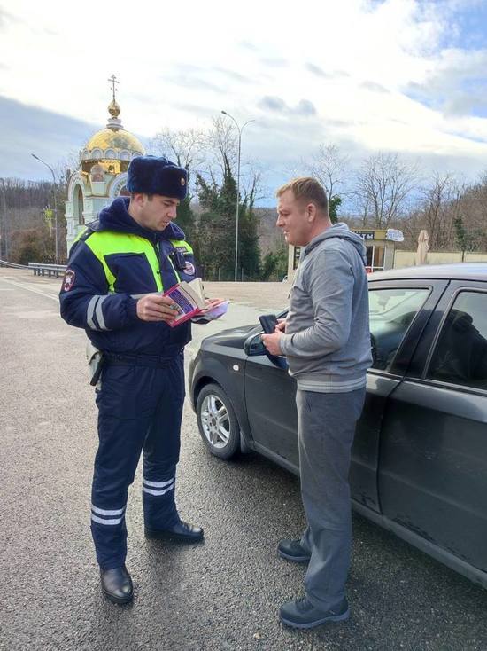 Госавтоинспекторы Сочи проводят профилактические беседы с водителями на посту «Магри»