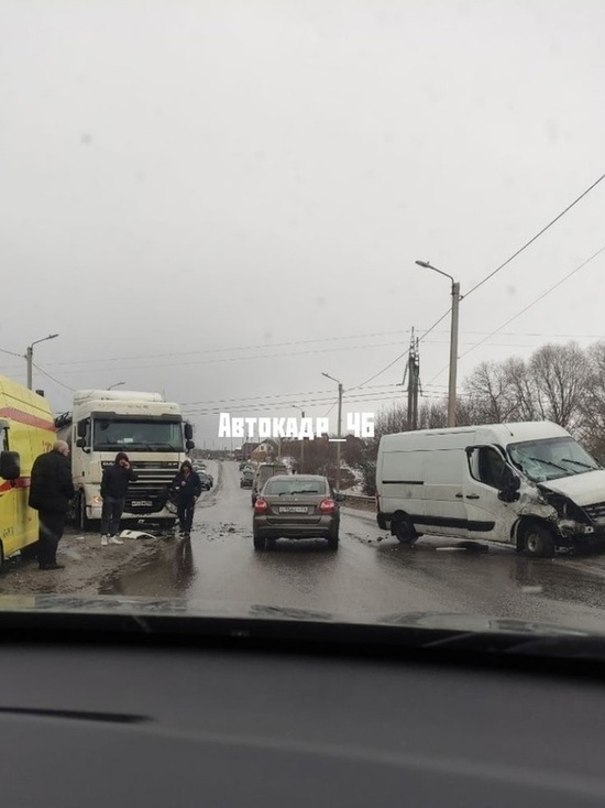В Курской области в ДТП с малотоннажным автомобилем ранена 39-летняя женщина
