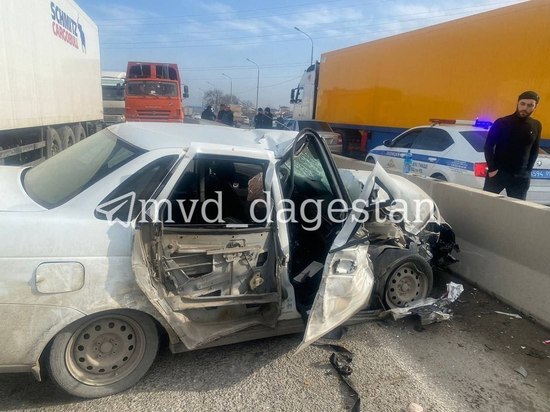 Машина врезалась в грузовик в Дагестане