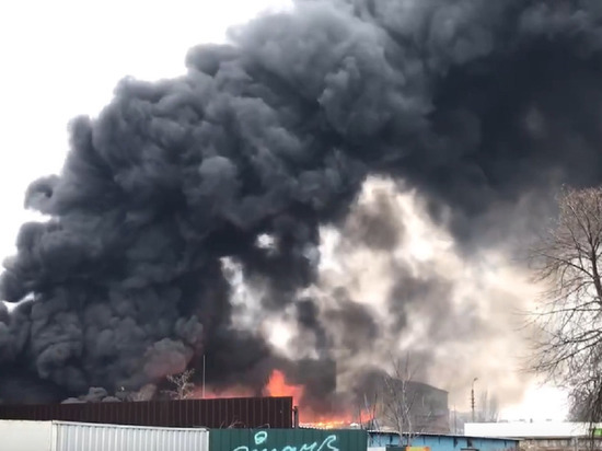 В Киеве удалось потушить крупный пожар на складе