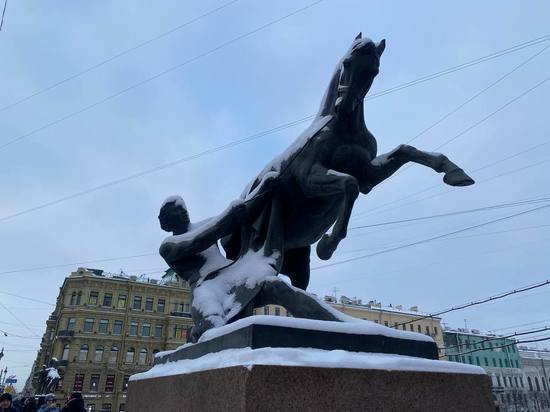 «Желтый» уровень погодной опасности ввели в Петербурге в воскресенье из-за сильного ветра