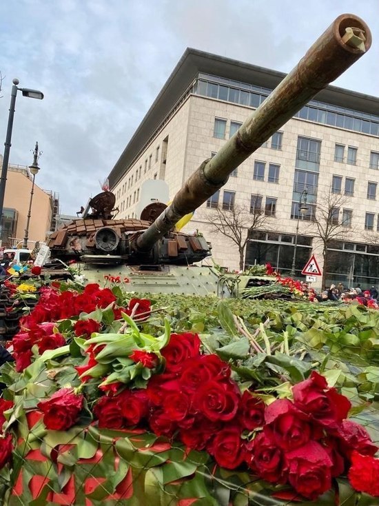 Посольство РФ в ФРГ объяснило цветы у подбитого танка в Берлине