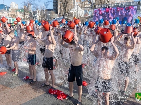 Сто человек облились холодной водой во Владивостоке на Спортивной гавани