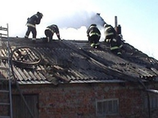 Частный дом вспыхнул среди ночи в Спасском районе Приморья