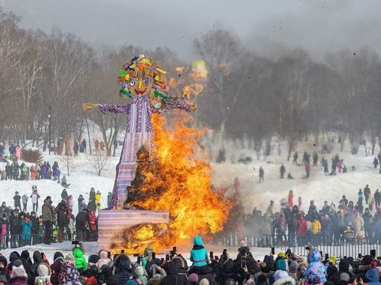 Гигантское чучело Масленицы сожгли в Южно-Сахалинске