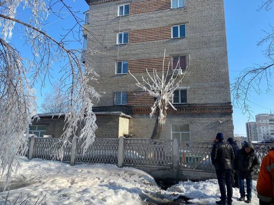 В Барнауле после порыва трубы забил 15-метровый горячий фонтан