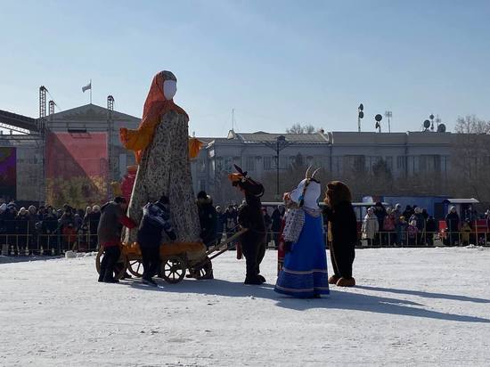 Масленичные гуляния начались на площади Ленина в Чите