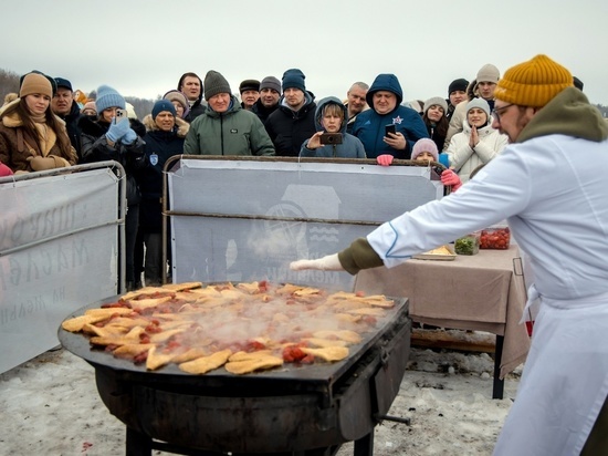 В Курской области приготовили в Красниково 1500 блинов и 500 литров чая