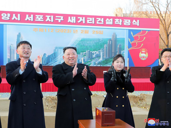 Ким Чен Ын с "любимой дочерью" заложил новую улицу в Пхеньяне