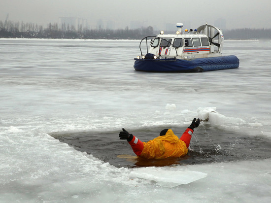 Рыбаков Петербурга предупредили об опасности выхода на лед