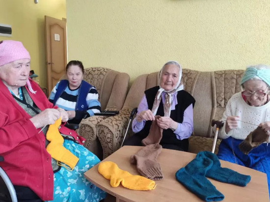 Пенсионеры Ставрополья связали более 500 пар носков для бойцов СВО