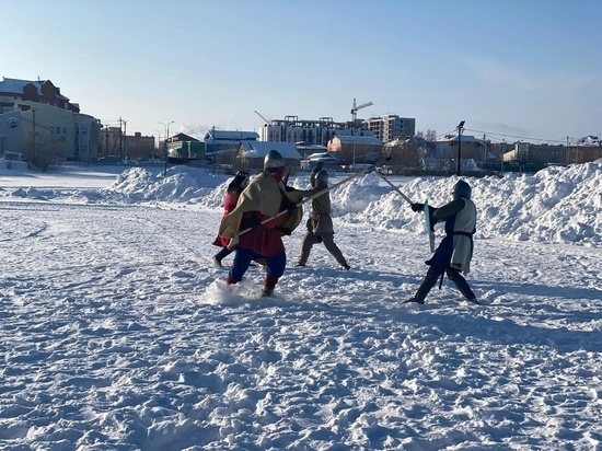 В Салехарде рыцари устроили «Ледовое побоище» и сыграли в хоккей