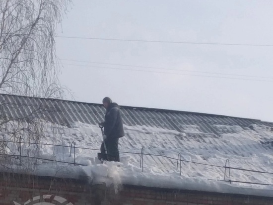 В Томске рабочий убирал снег с крыши без страховки