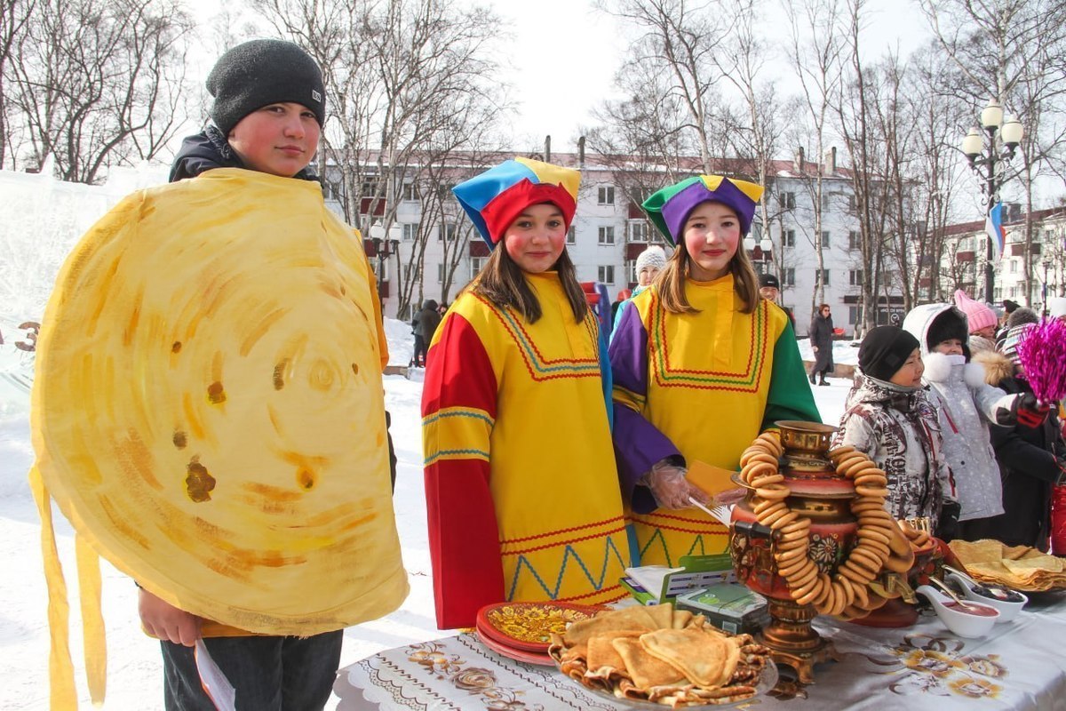 Масленица дети с блинами