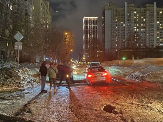 В Новосибирске четыре автомобиля получили повреждения из-за провалившегося асфальта