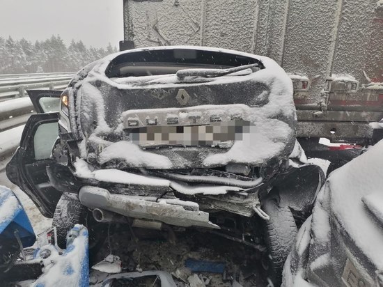 В массовом ДТП с участием более десяти автомобилей в Маловишерском районе погибла женщина