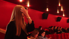 Светлана Ходченкова на премьере закрывала лицо от журналистов: видео