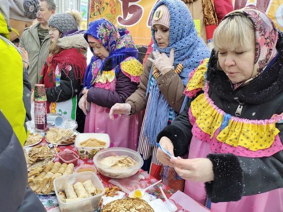 В Омске у Дома Дружбы прошли масленичные гуляния