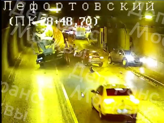 Бетономешалка раскидала автомобили в Лефортовском тоннеле в Москве