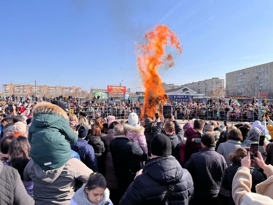 На глазах сотен астраханцев сожгли Масленицу: кадры прощания с зимой 