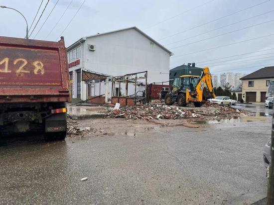 Территорию площадью более 200 квадратных метров освободили от незаконных торговых точек в Краснодаре