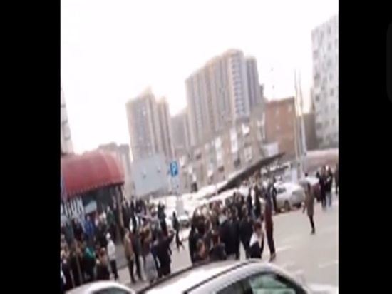В Ростове у торгового центра подростки устроили массовую потасовку