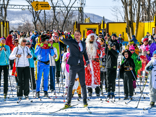 Лыжники в пижамах и противогазах: костюмированные забеги прошли во Владивостоке