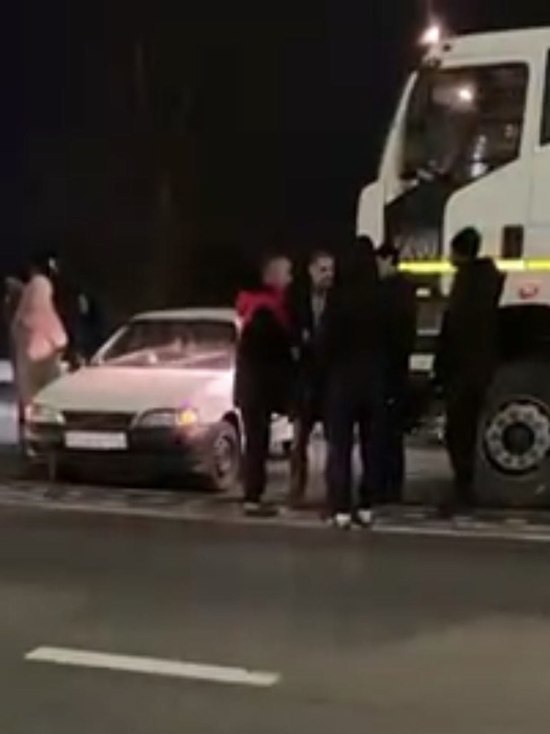 В Улан-Удэ от столкновения с грузовиком старая иномарка отделалась лишь царапинами