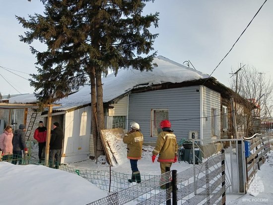 В Новоалтайске спасли пенсионерку из-под завалов частного дома