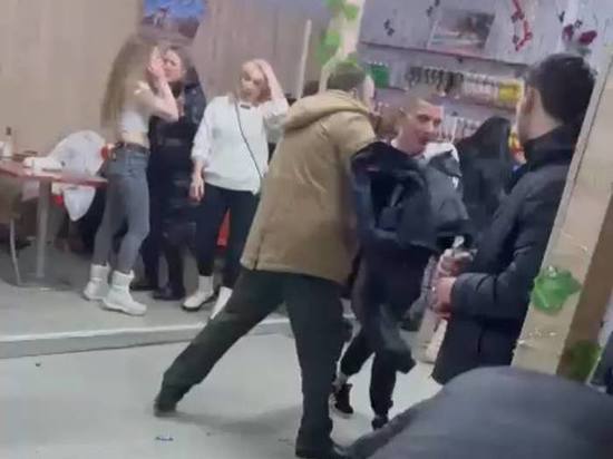 Посетители кафе в Александровске-Сахалинском устроили драку из-за графика работы заведения
