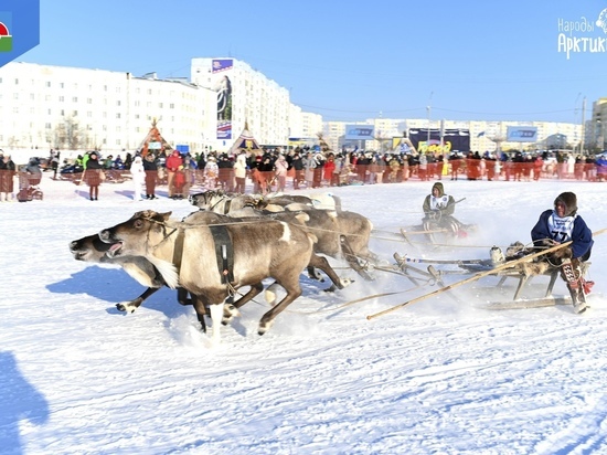 В Надыме на главном празднике кочевников больше 100 человек посоревновались в гонках на оленьих упряжках