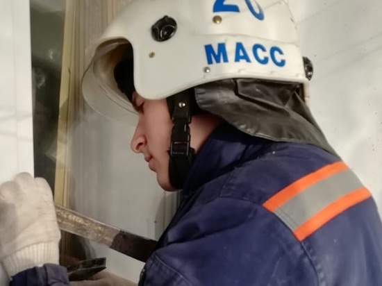 В Новосибирске из запертой квартиры спасли двоих детей