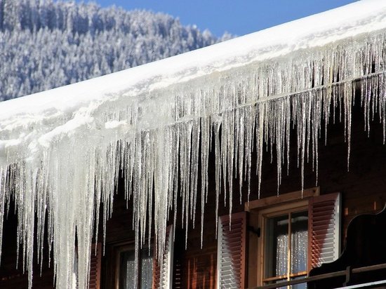 В кузбасском городе глыба льда чуть не упала на ребенка