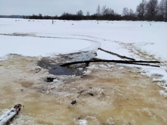 Чувашские рыбаки провалились под лед на реке