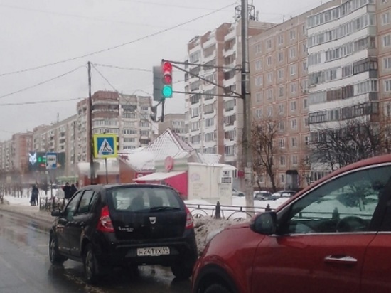 Стоять или ехать: в Костроме обнаружили противоречивый светофор