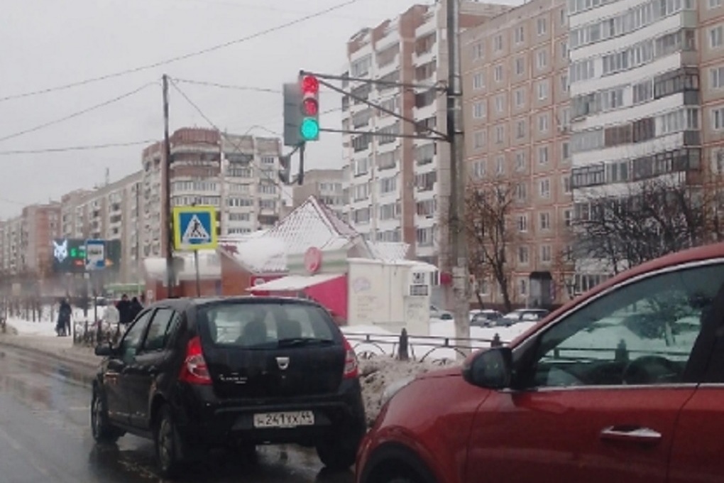 Стоять или ехать: в Костроме обнаружили противоречивый светофор