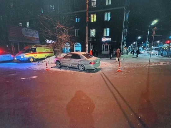 В Омске автомобиль в ходе аварии отбросило на трех пешеходов