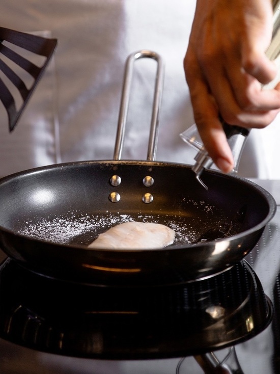 Как быстро избавить сковороду от неприятного запаха: секрет опытных хозяек