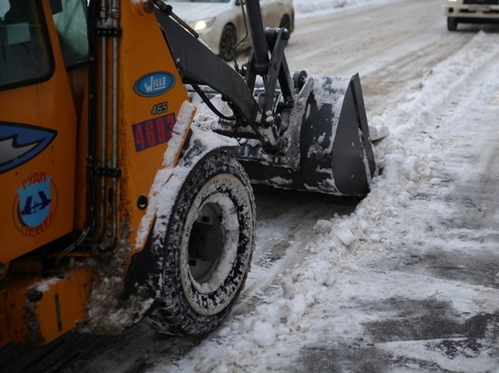 Старорусский район тонет в снегу: техника не справляется с уборкой