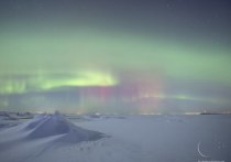 Минувшей ночью, 27 февраля, петербуржцы могли полюбоваться северным сиянием, раскрасившим небо в зеленый, розовый и красный. Снимками невероятной красоты поделились в Telegram-канале «Астро Фото Болото».